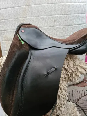 17.5" Albion Legend 5000 medium dressage saddle Brown