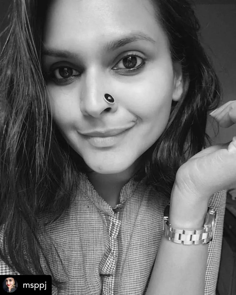 Chic, round black enamel nose pin