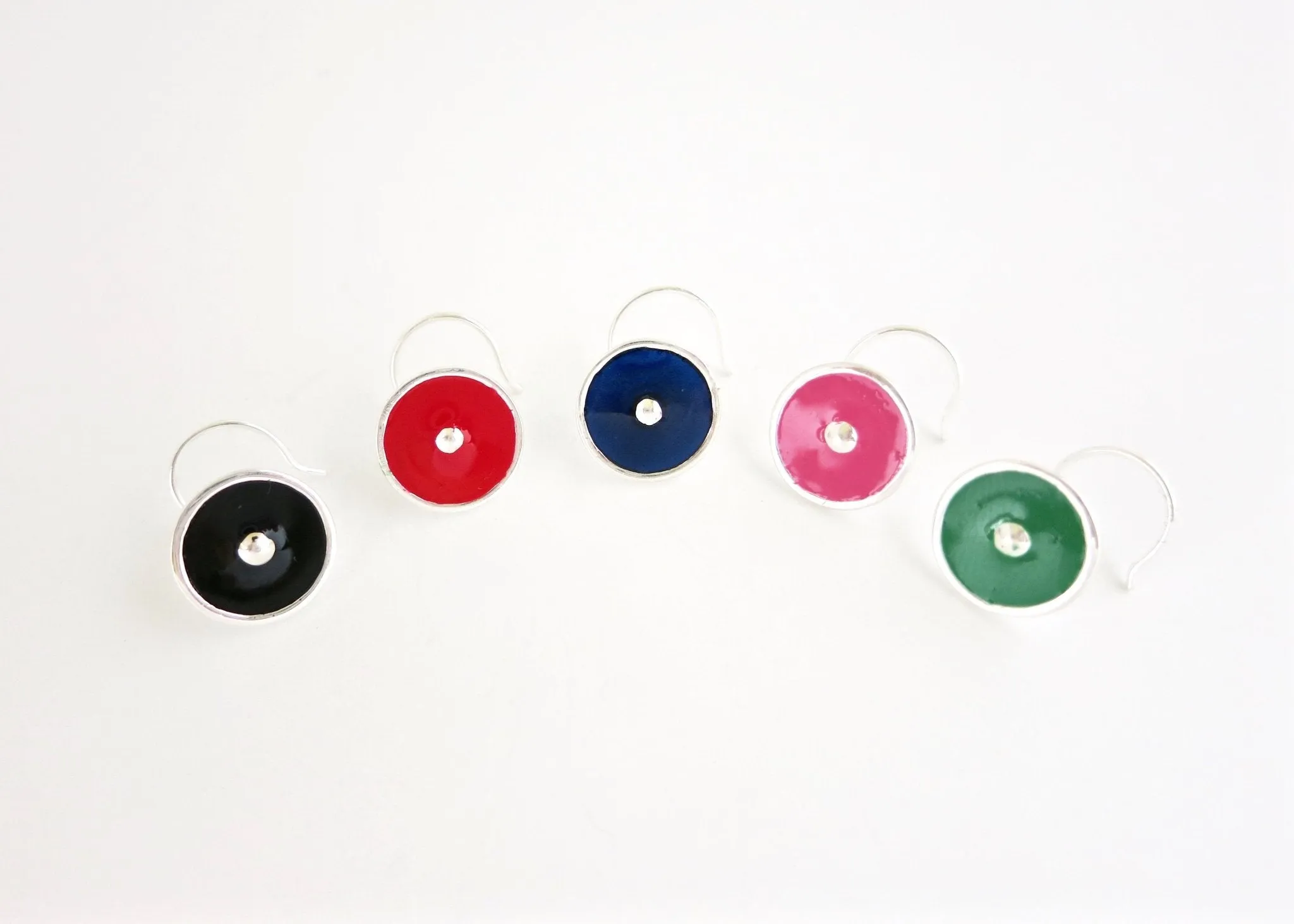 Chic, round black enamel nose pin