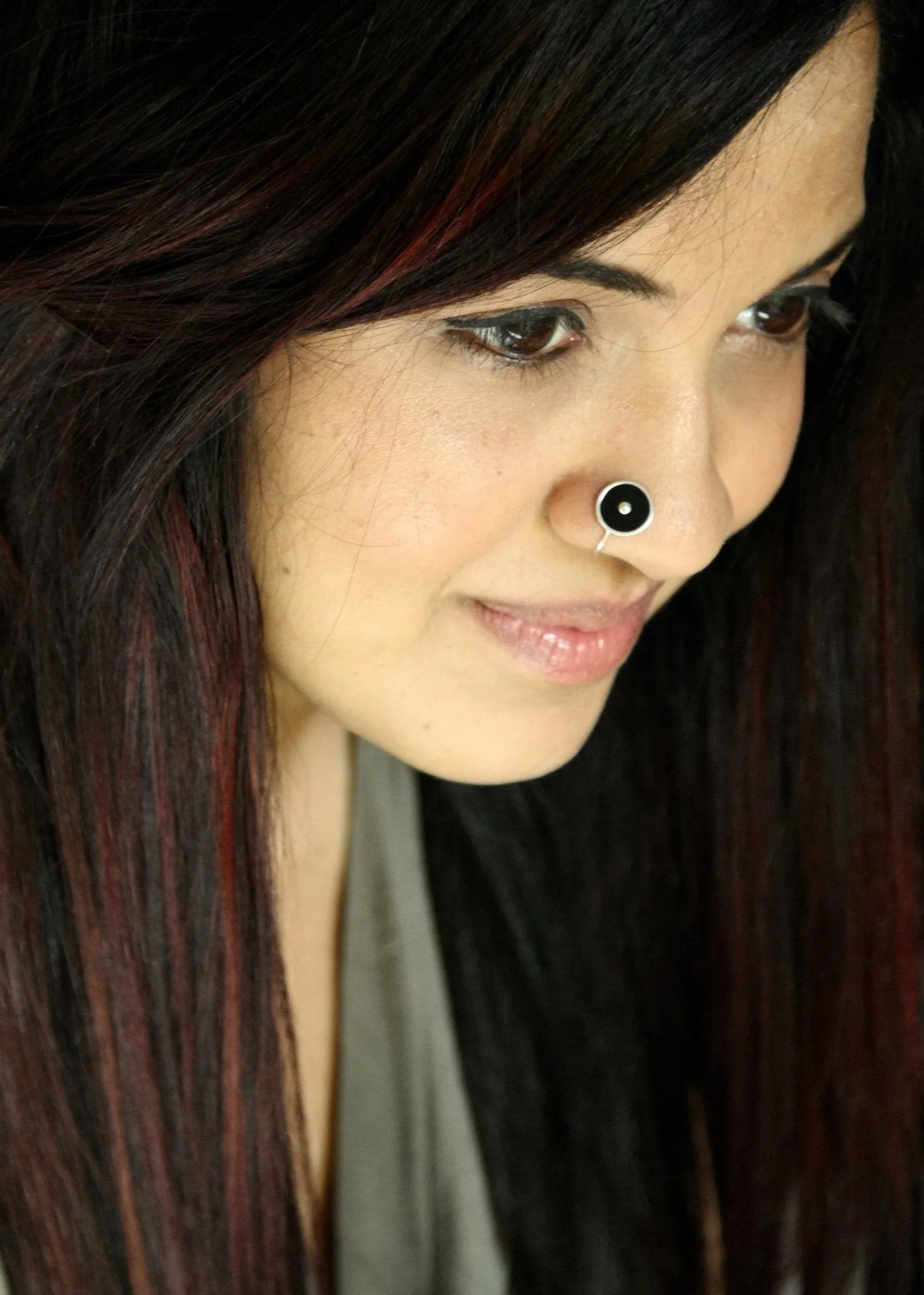 Chic, round black enamel nose pin