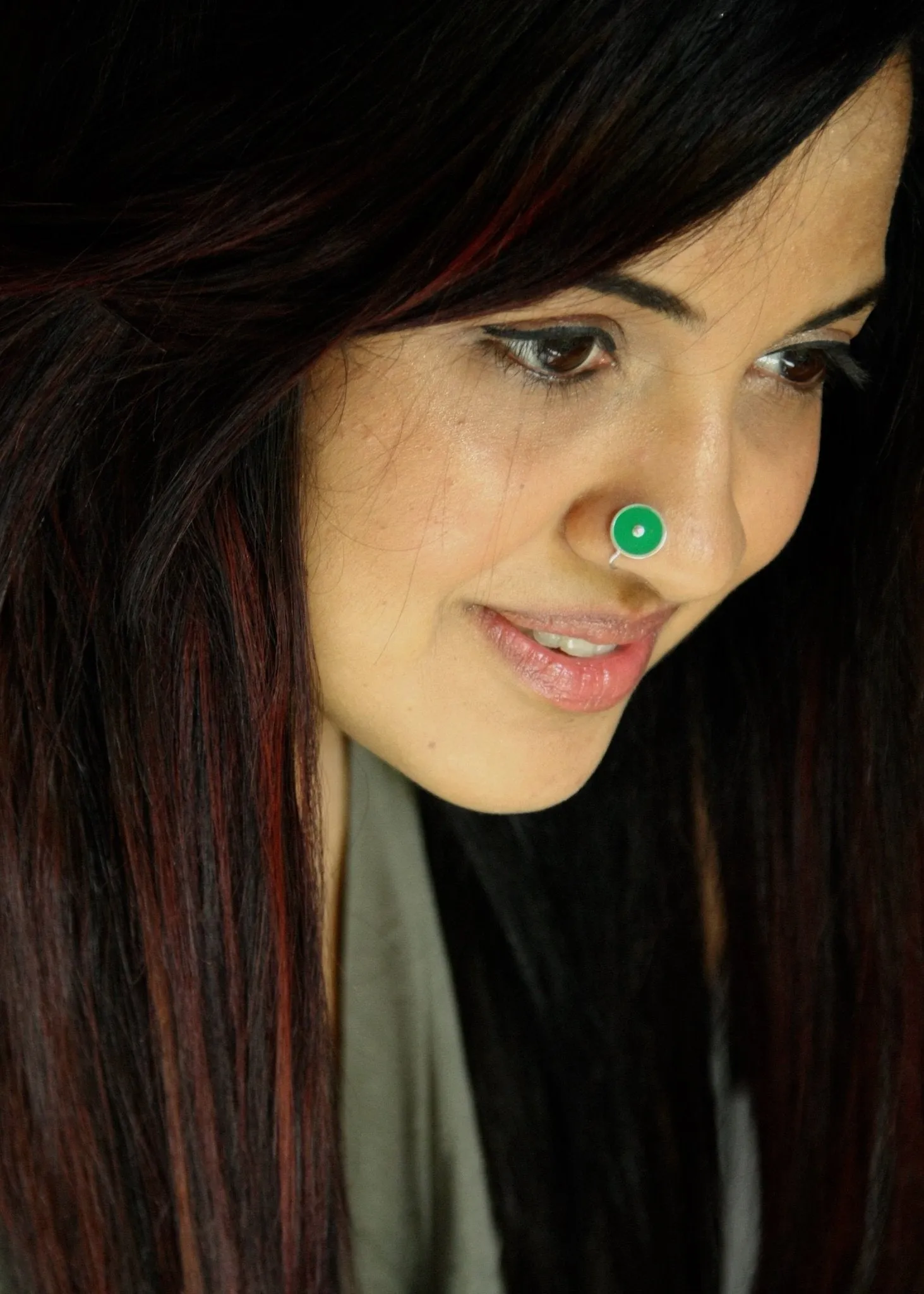 Chic, round green enamel nose pin