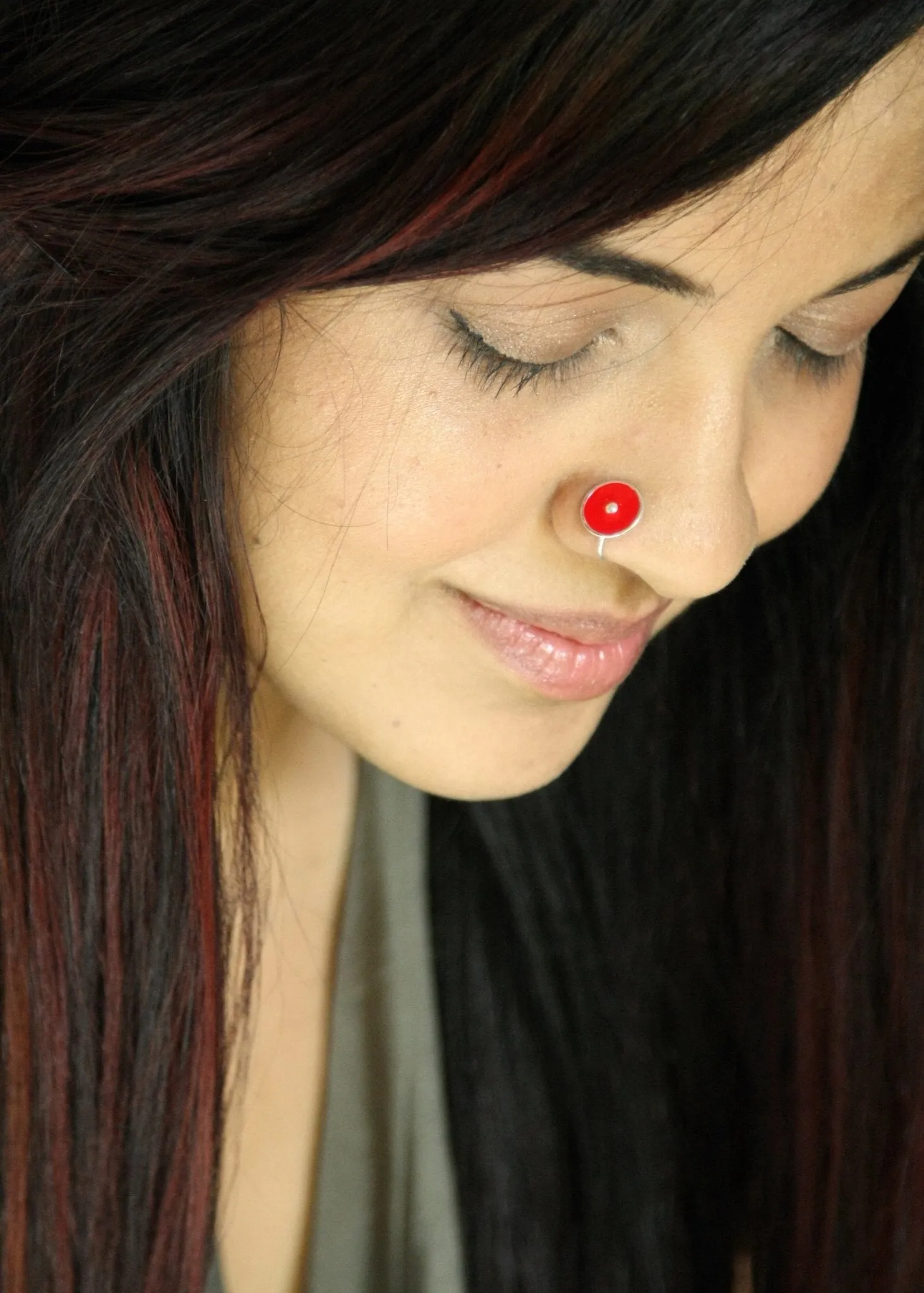 Chic, round red enamel nose pin