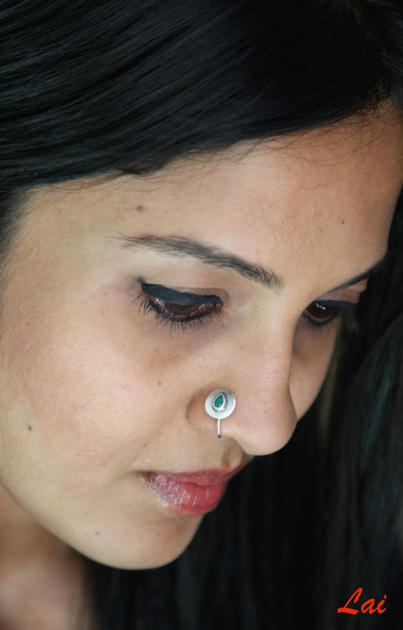 Minimalist, round, green-stone inlaid nose pin