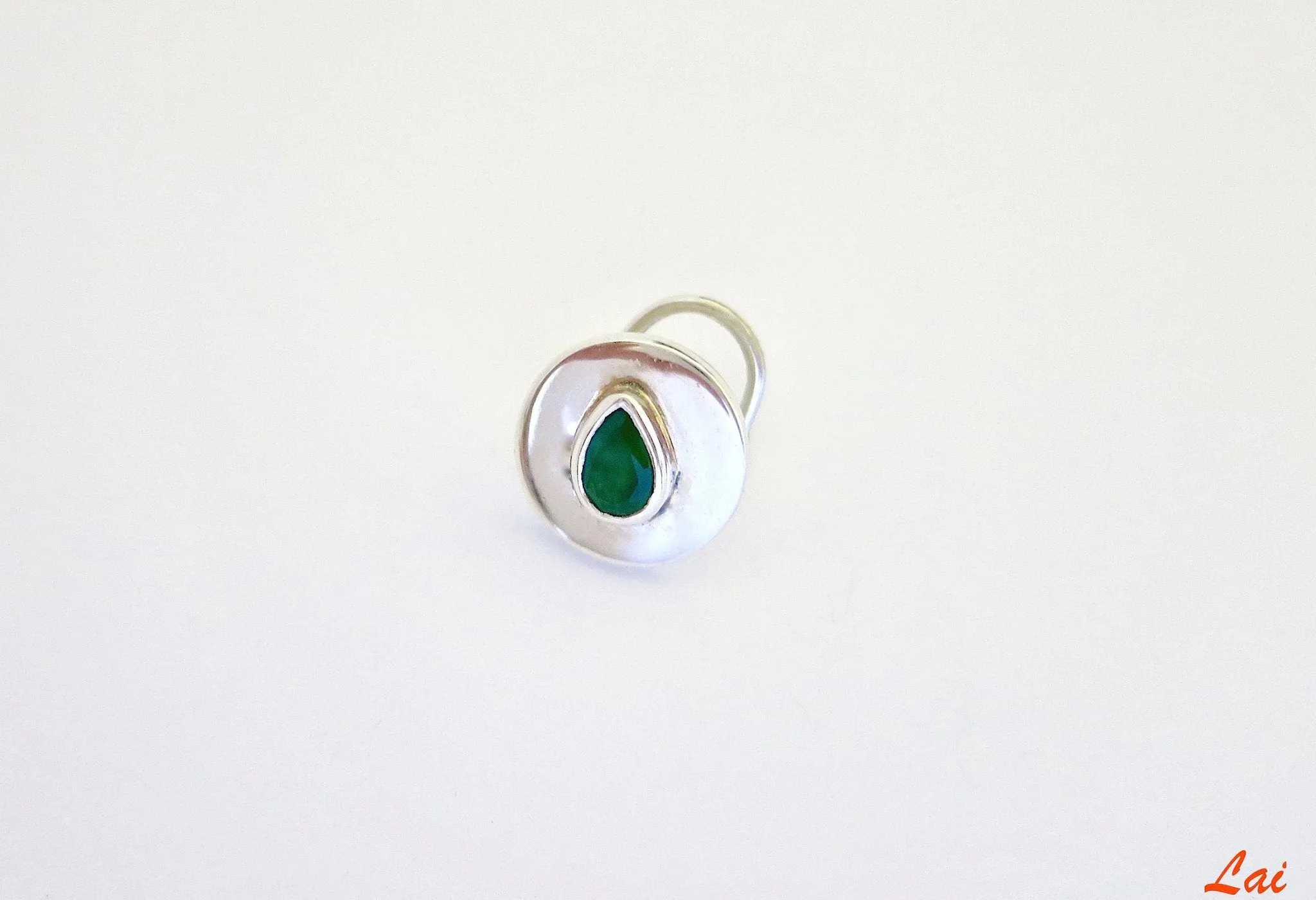 Minimalist, round, green-stone inlaid nose pin