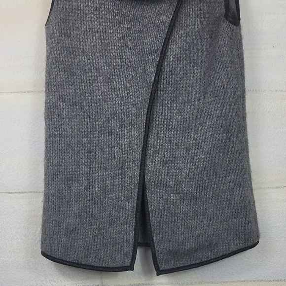 WAVERLY GREY Gray Sleeveless Knit Vest. Size XS