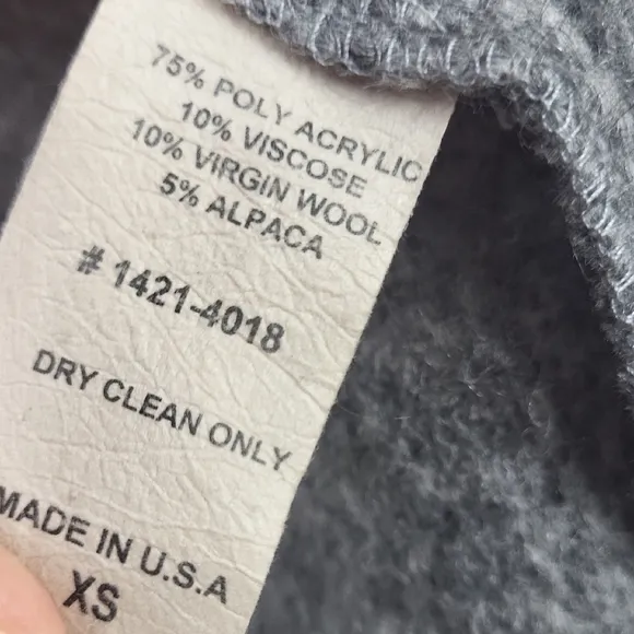 WAVERLY GREY Gray Sleeveless Knit Vest. Size XS