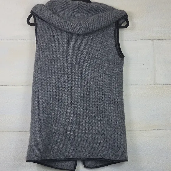WAVERLY GREY Gray Sleeveless Knit Vest. Size XS